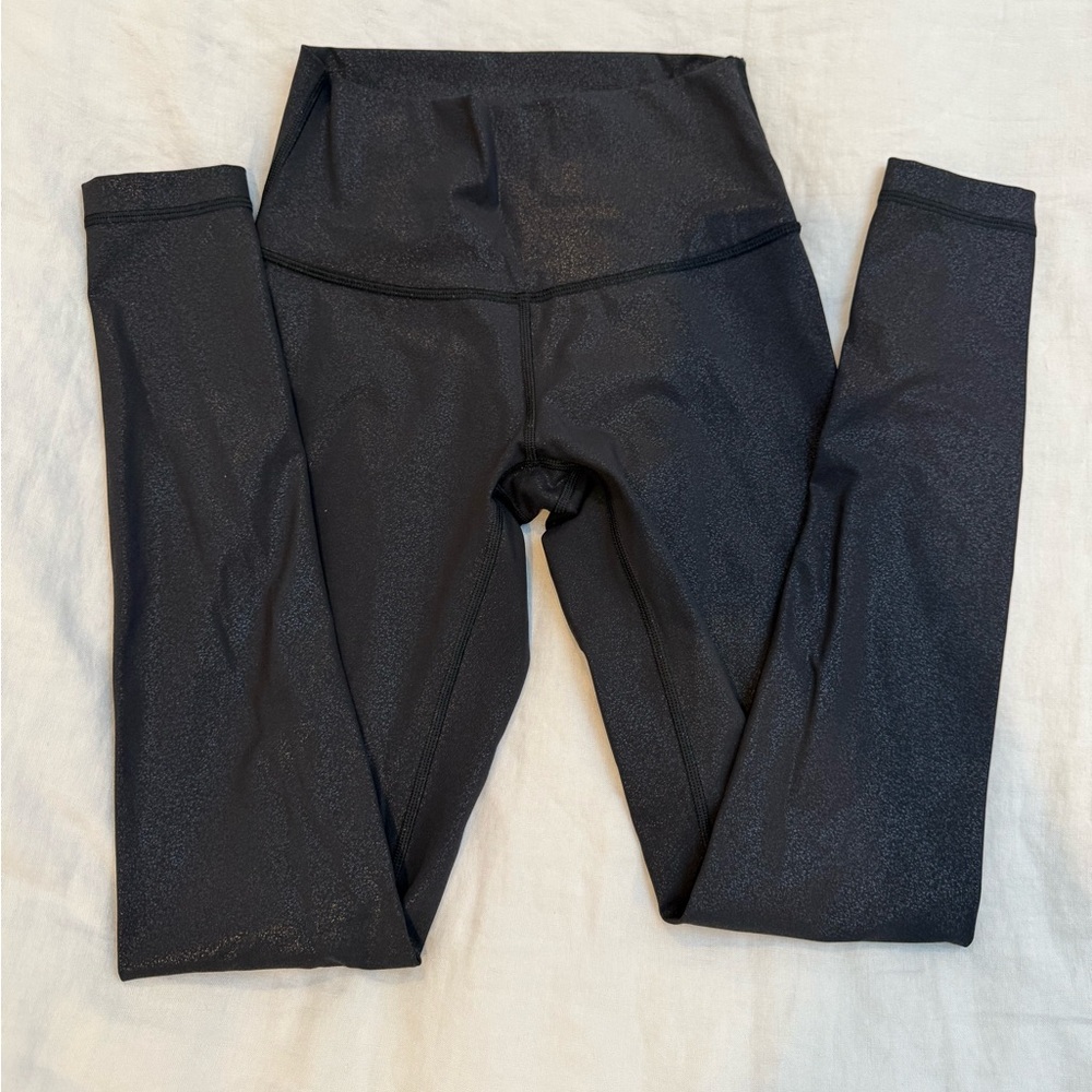 Lululemon WunderUnder embossed black tights size 4. 28in inseam.